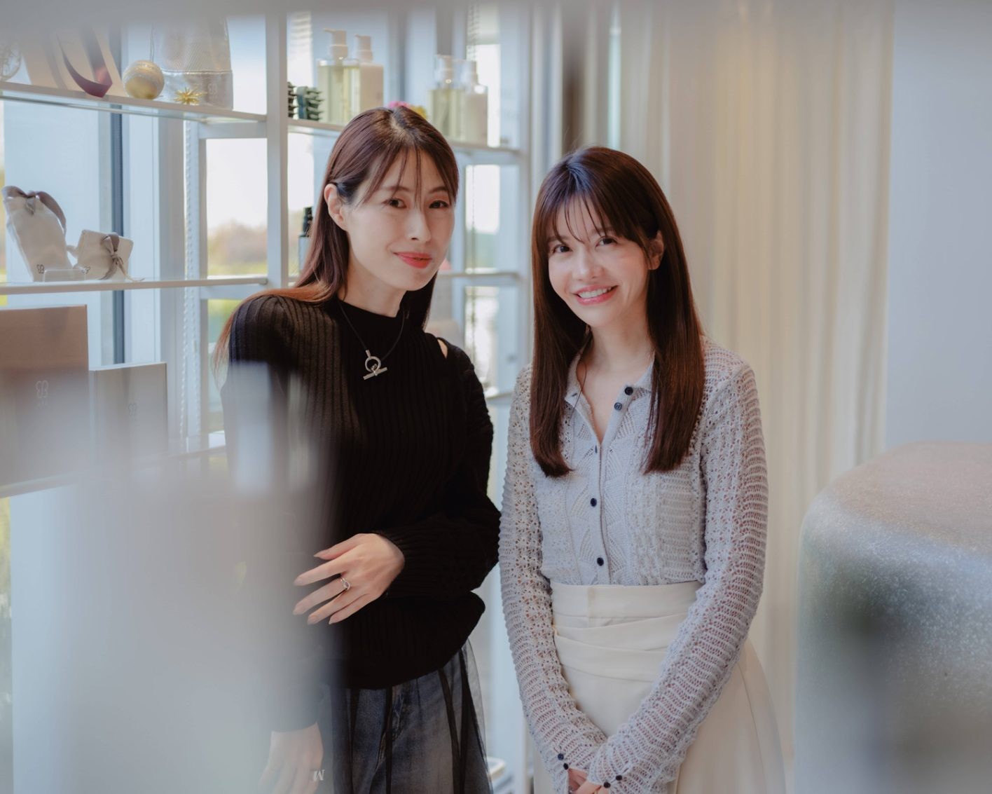 やみちゃんと保科さん。「やみちゃんもそうですが、髪の量が多めという人にこそ〈Dyson&nbsp;Supersonic Nural™️ Shine ヘアドライヤー〉を使ってみてほしい！」とコメントしてくれた。