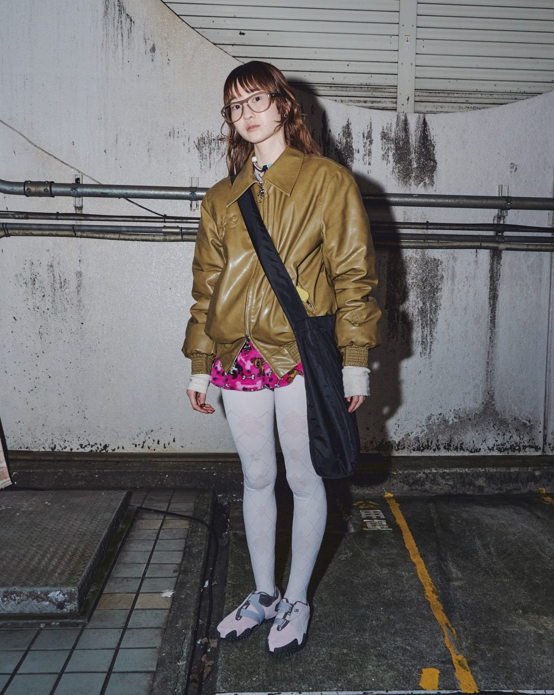 〈ルームサービス 888〉のレザージャケットや〈ジェントルモンスター〉の眼鏡などエッジィなアイテムで、白タイツスタイルを引き締めた。ちらりと覗く、フリースショートパンツのファニーな柄も見逃せない!