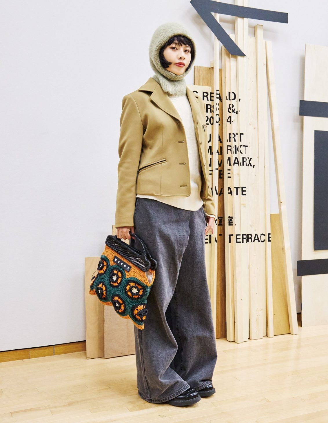 暖かそうな〈ルメール〉のバラクラバに包まれた姿がチャーミング。〈イッセイ ミヤケ〉のジャケットを羽織り、上は端正な装いに。一方、下は古着のデニムパンツでほどよく抜けを。〈マルニ〉の鞄がパンチを効かす。