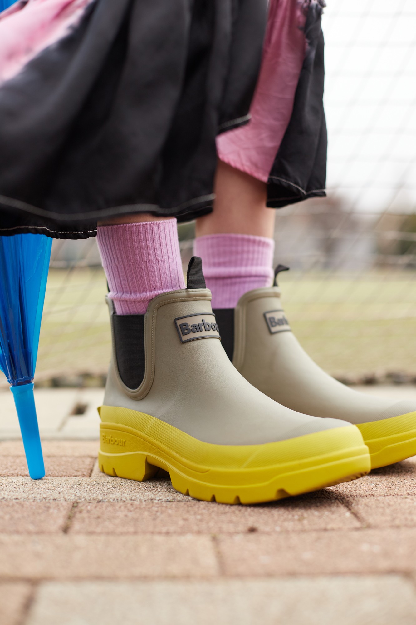 レインブーツ ソール3.5cm ¥16,500、レインジャケット¥41,800(共にバブアー|バブアー パートナーズ ジャパン)/ワンピース¥38,500(ジャーナル スタンダード|ジャーナル スタンダード 自由が丘店)03-5731-0128/傘、ソックス *スタイリスト私物