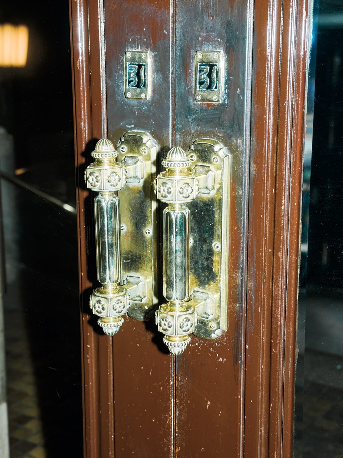 真鍮のドアハンドルは竣工時のまま。戦時中の金属供出も免れた。