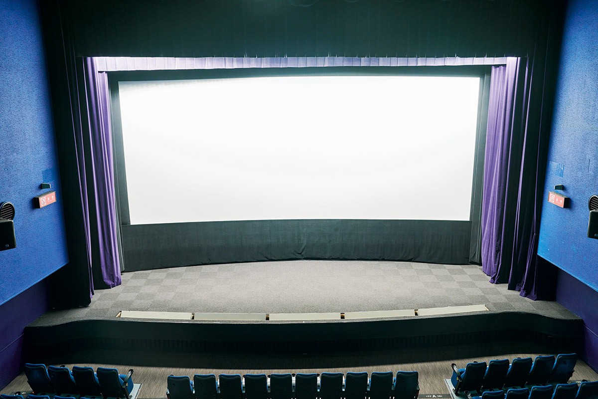 演劇の劇場のようなスクリーン1を2階席から見下ろす。