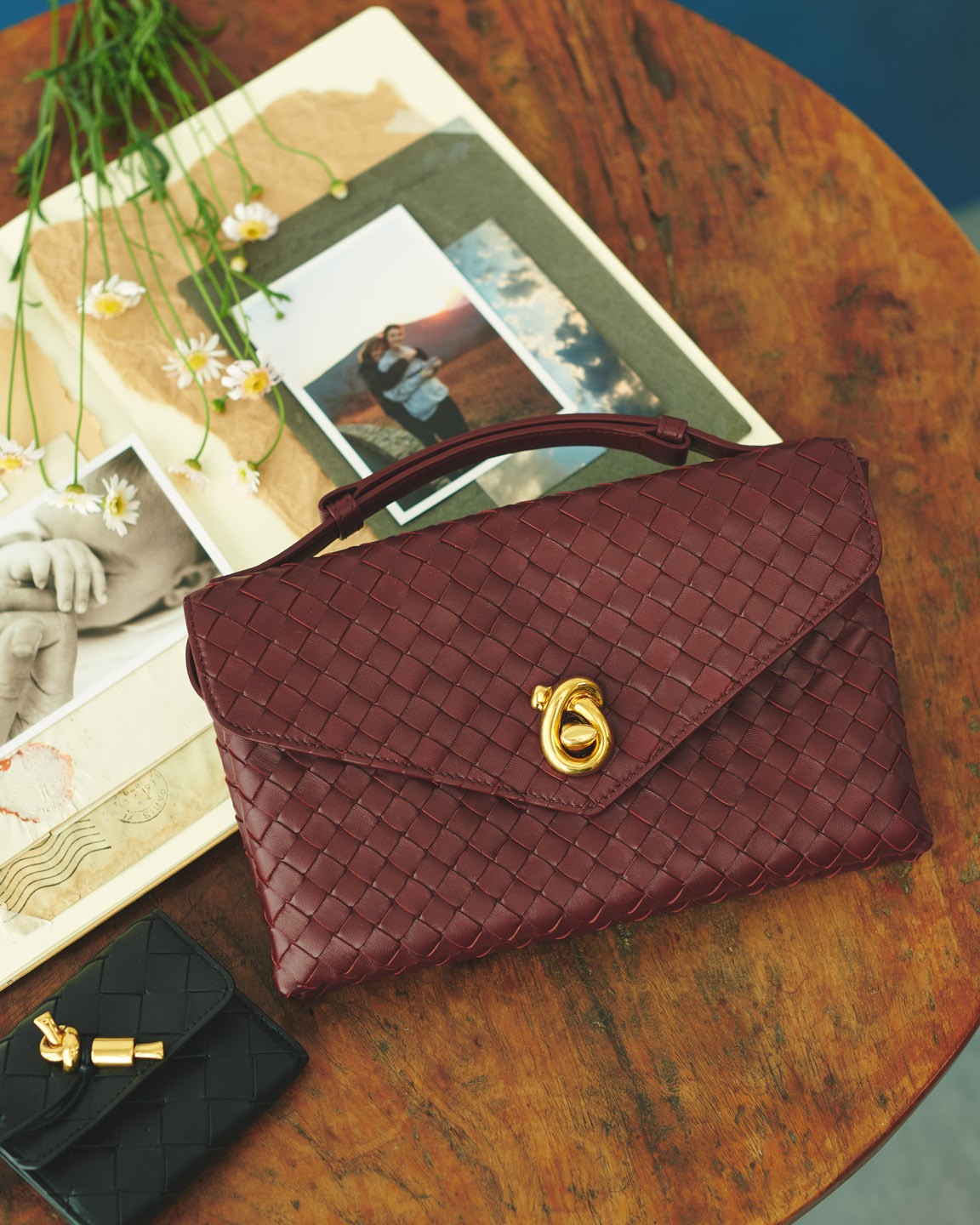 ラムスキンのバッグ〈ノット ロック〉 H16×W25×D5.5cm ￥544,500、三つ折りウォレット ￥160,600（共にボッテガ・ヴェネタ｜ボッテガ・ヴェネタ ジャパン）