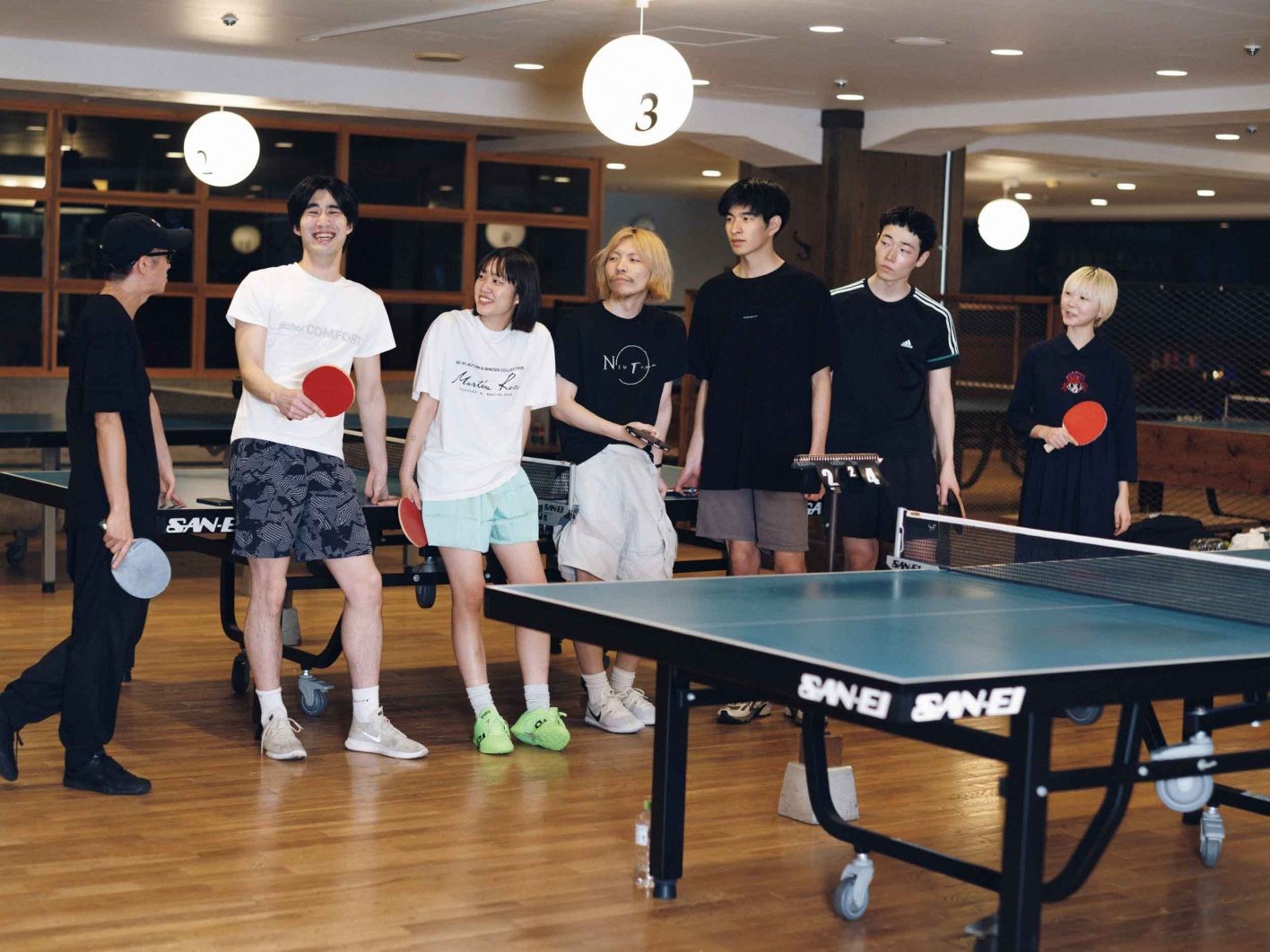 たっきゅうぶ>> 2021年に結成。主に、写真左から〈th products〉と〈カラー〉のデザイナー、クリエイティブディレクターの堀内太郎、部長でファッションPRの藤原拓馬、代々木上原のセレクトショップ「デルタ」のスタッフSakura、〈バルムング〉のデザイナーHachi、「upcoming.studio」の運営兼モデルのSon Choken、モデルのRyota、〈バルムング〉のファッションPR・Hanaが集まる。