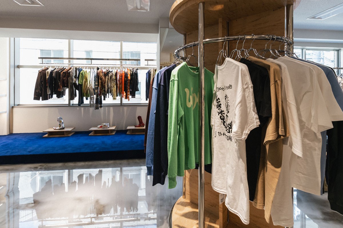 窓際のブルーの絨毯が印象的な店内。