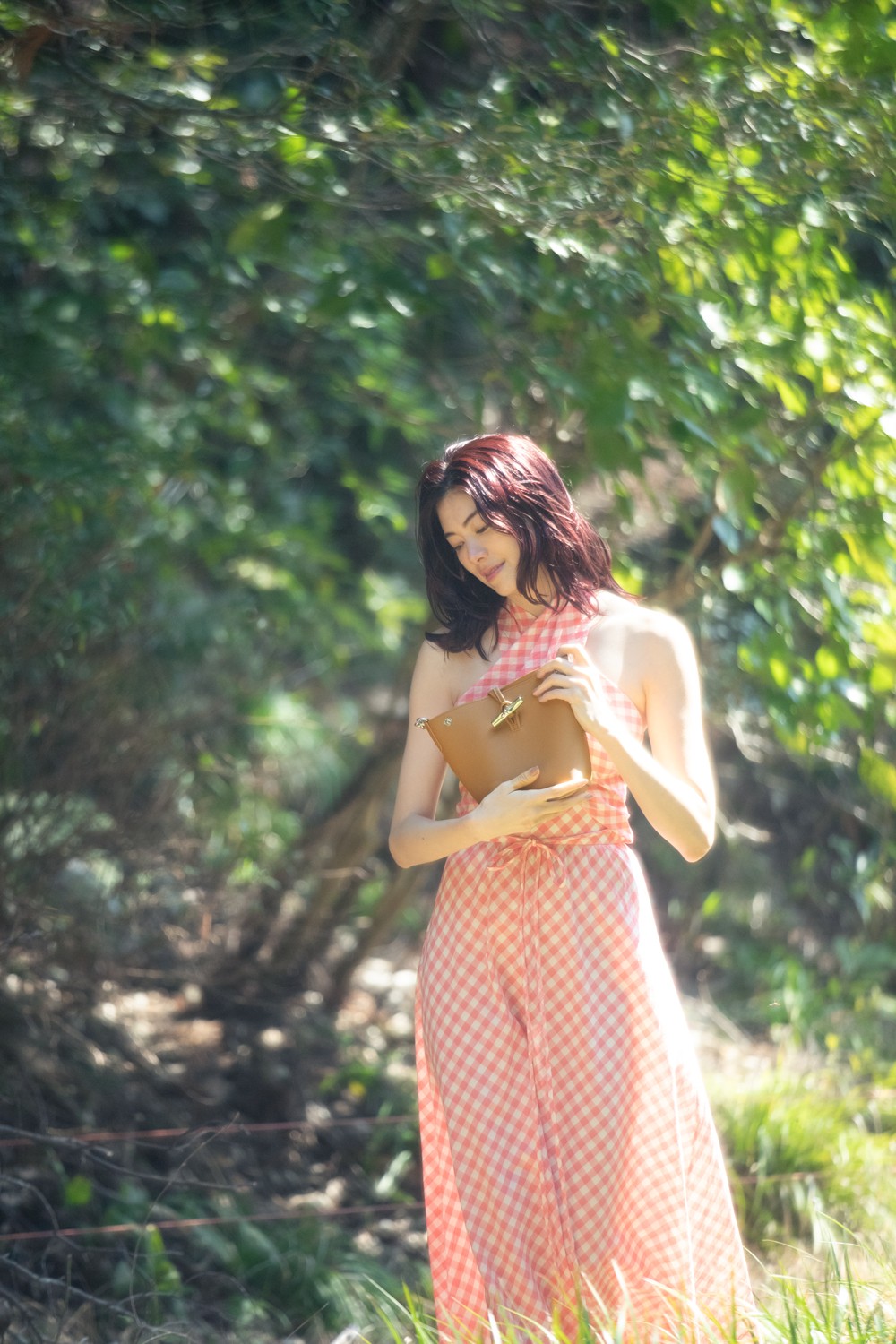 〈ル ロゾ〉バケットバッグ XS H20×W13×D10cm ¥99,000、ロングドレス ¥118,800、サンダル ¥58,300（以上 ロンシャン｜ロンシャン・ジャパン）