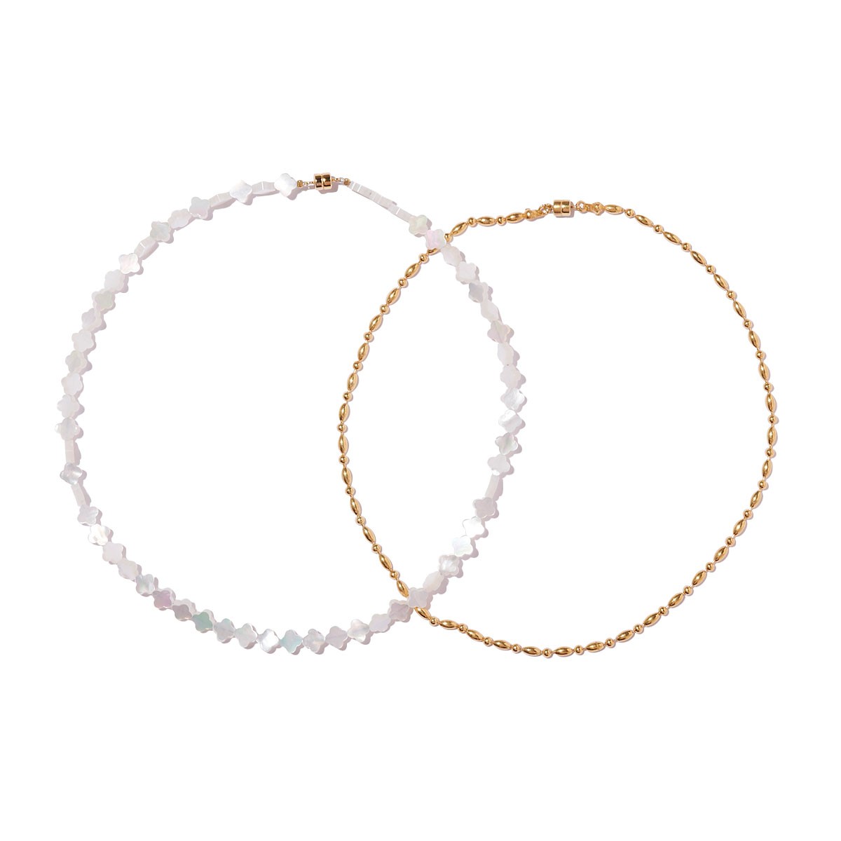 シェルネックレス ¥27,500、ゴールドネックレス ¥29,700（共にメゾンドパルス）