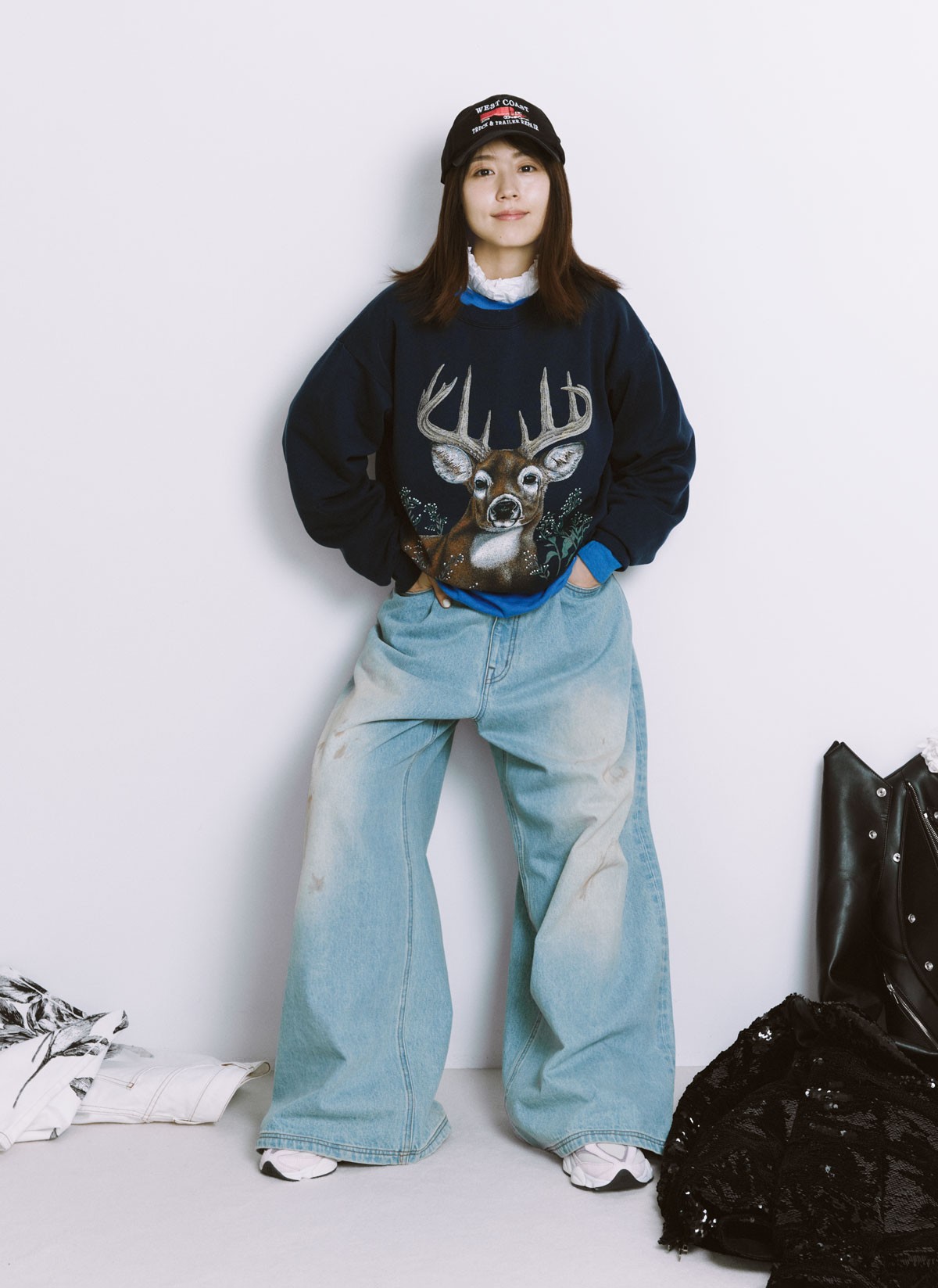 スウェットを重ねたり、ジャケットをあれこれ合わせてみたり。クローゼットからありっ…