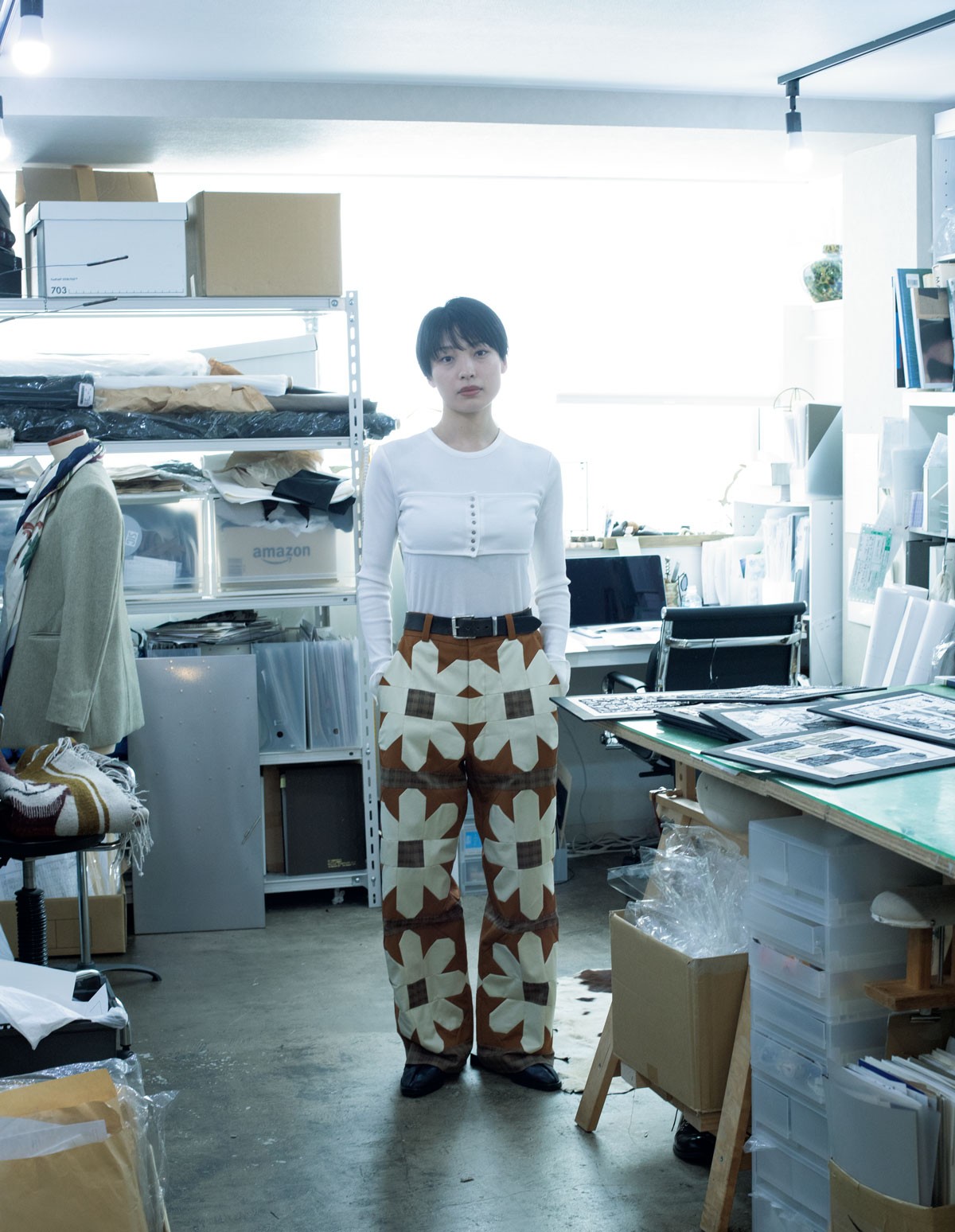 パンツ ¥132,000（スポメニック）、トップ ¥24,200（コトナ | 共にKOTONA DESIGN STUDIO）／シューズ＊モデル私物