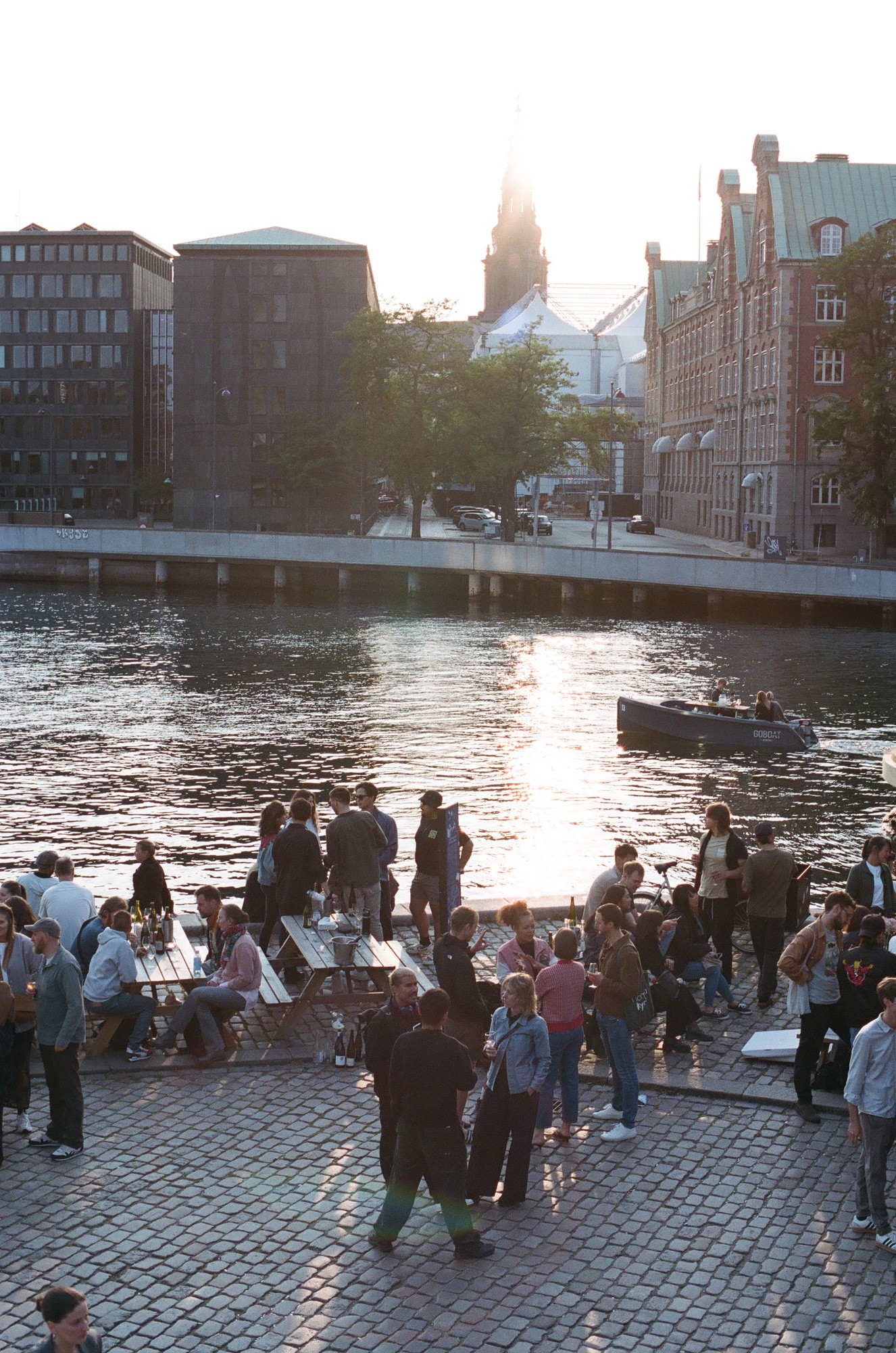石田真澄　写真日記　北欧　川沿い　人が集まっている様子
