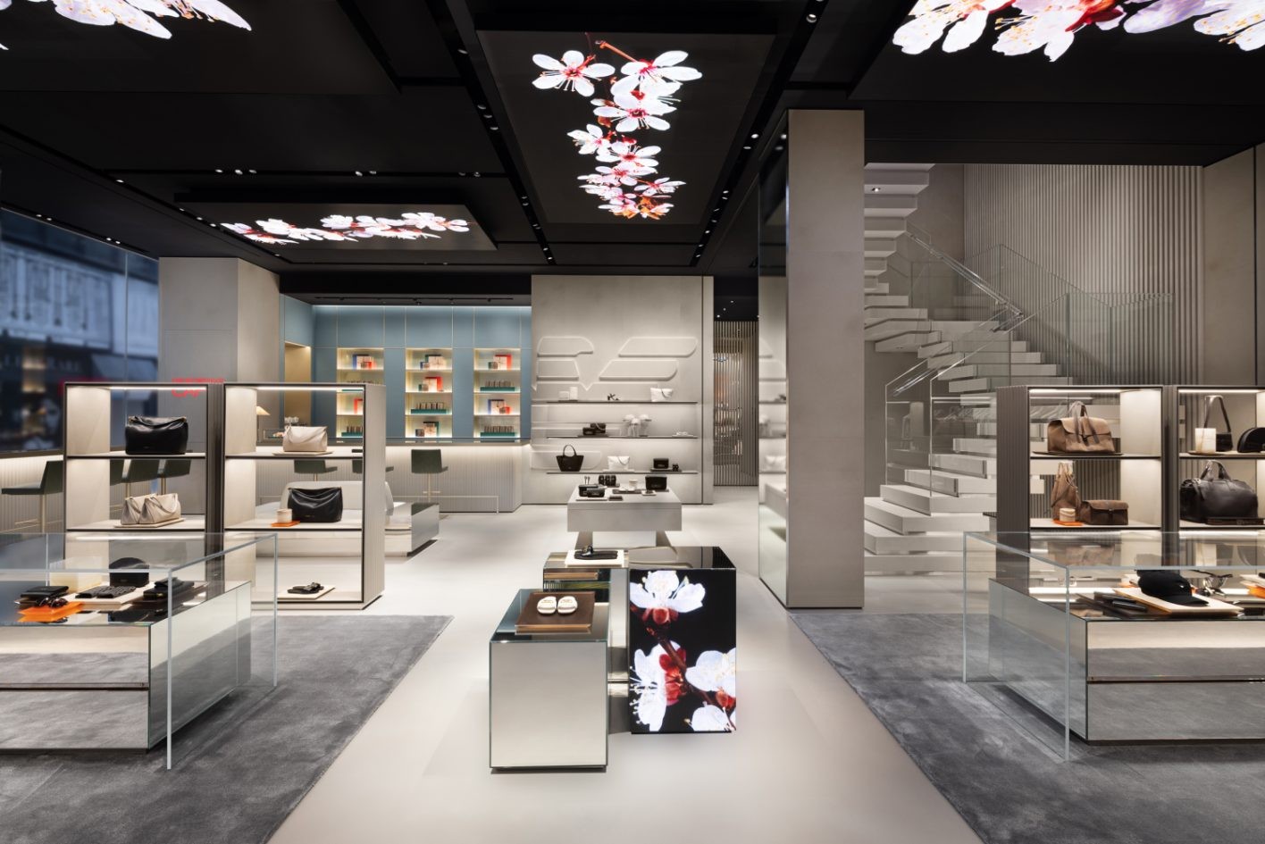 エンポリオアルマーニ、新田真剣佑 - Slide:1