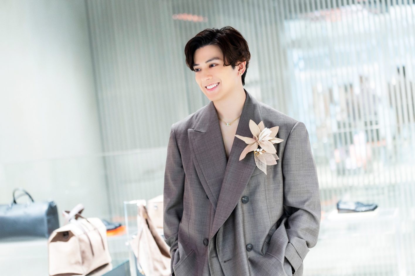 〈エンポリオ アルマーニ〉の新旗艦店を訪問する新田真剣佑 - Slide:2