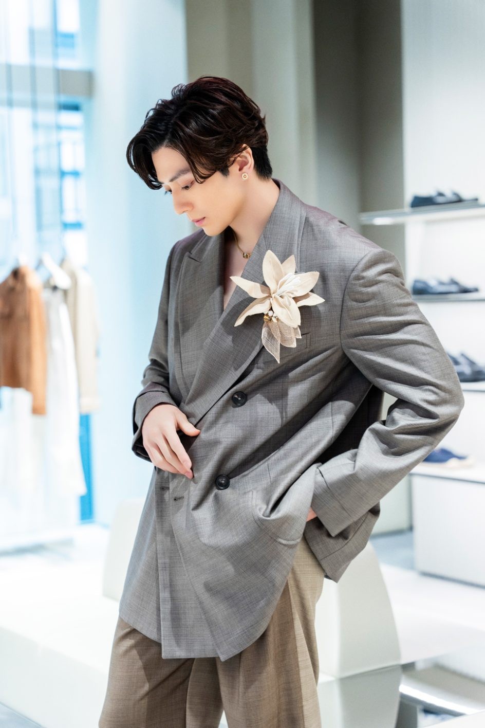 〈エンポリオ アルマーニ〉の新旗艦店を訪問する新田真剣佑 - Slide:1