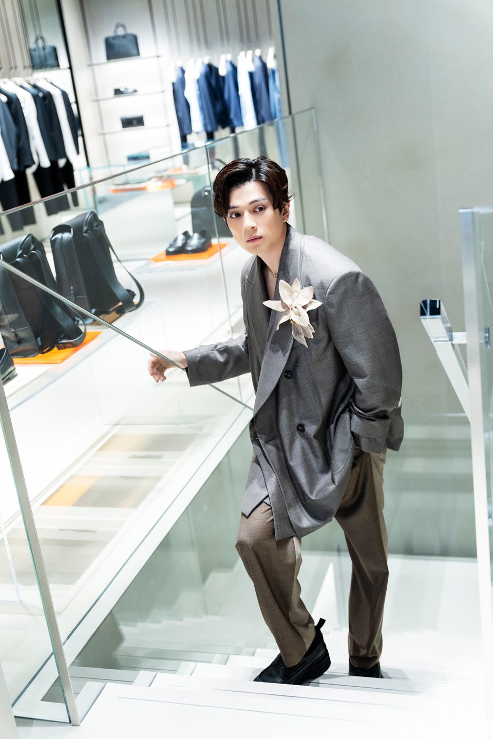 〈エンポリオ アルマーニ〉の新旗艦店を訪問する新田真剣佑