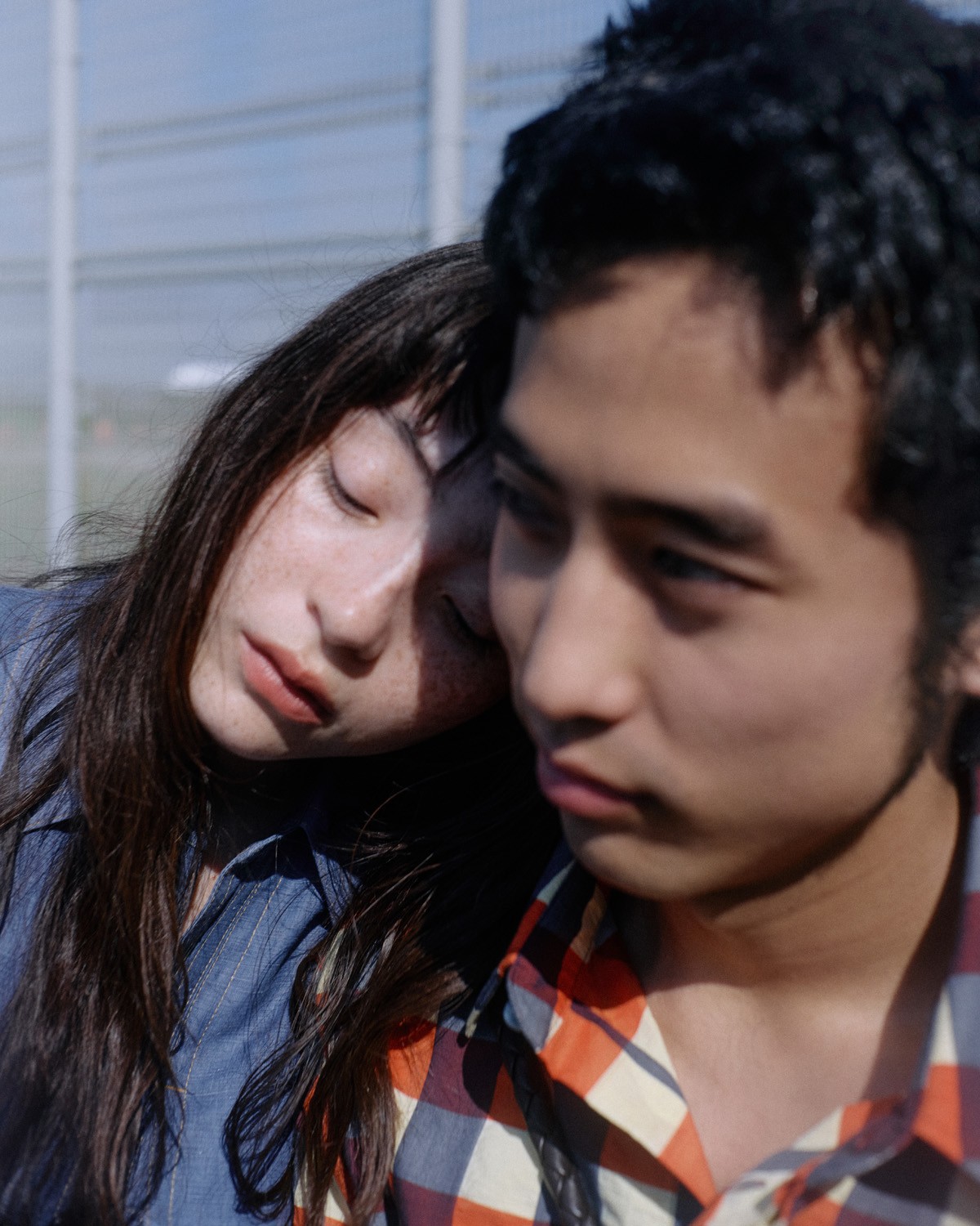 モデル、俳優モトーラ世理奈さんとシンガーソングライター・HIMIとしても活躍する俳優・佐藤緋美さんとタグを削除: ボッテガ・ヴェネタのバッグ