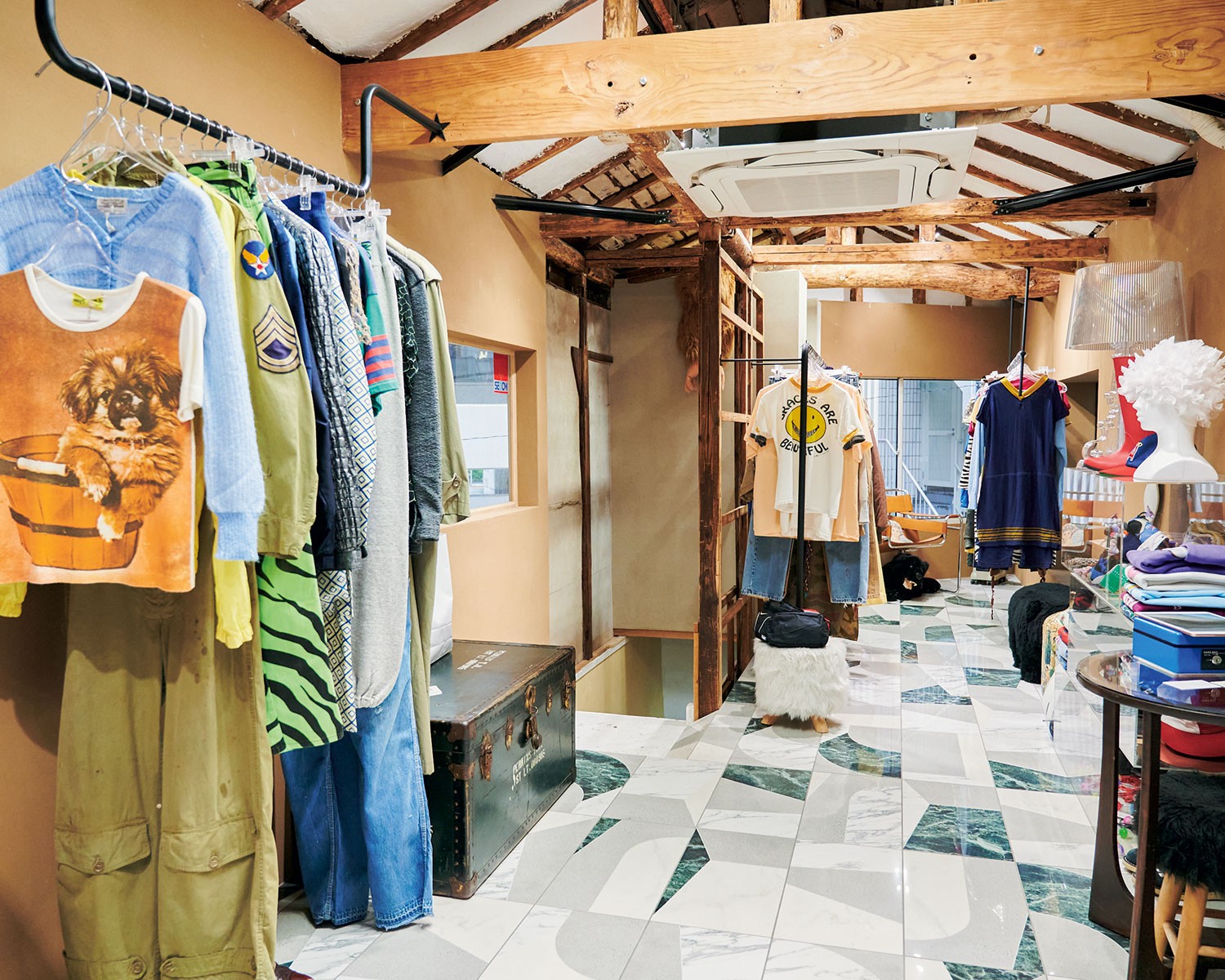 表参道「zoharu vintage」世界中から手仕事を感じる服が集まる 
