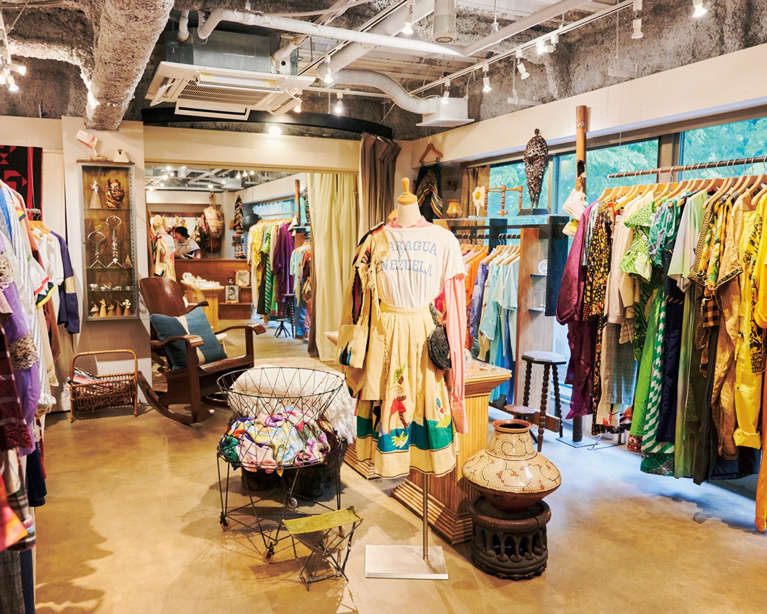 表参道「zoharu vintage」世界中から手仕事を感じる服が集まる 
