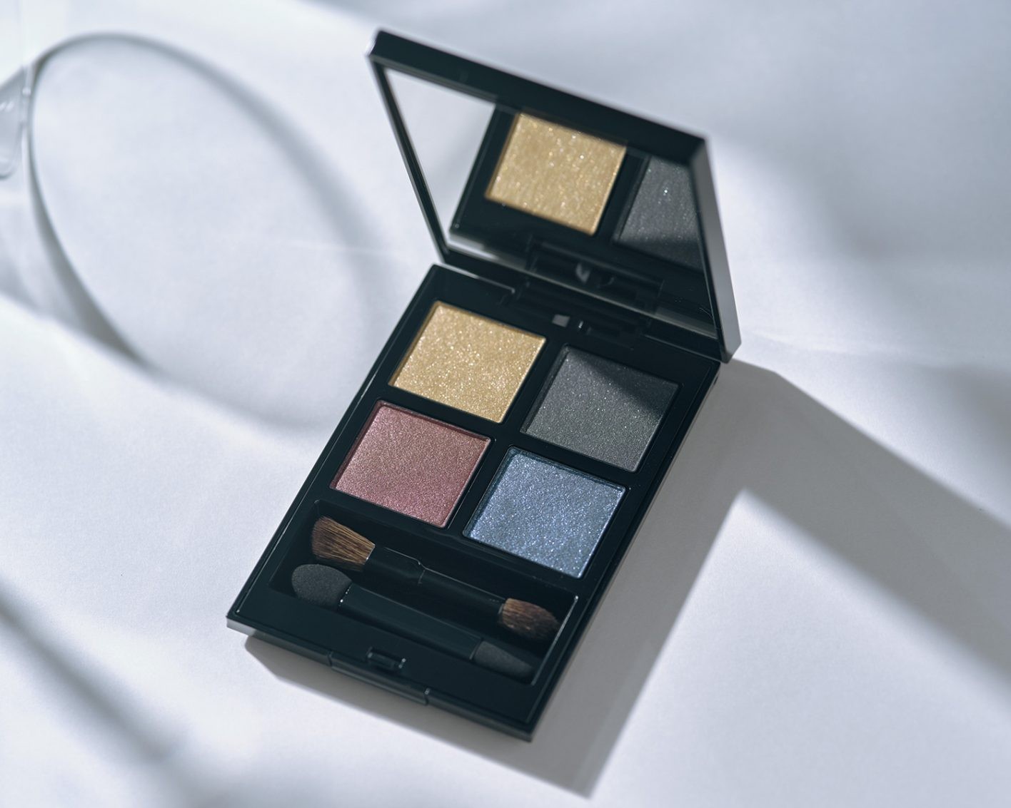 2種類のきらめきで奥行きを実現する〈ADDICTION〉のアイシャドウパレットetc.