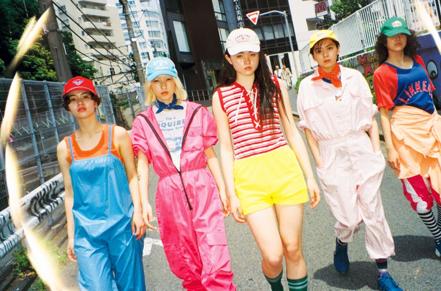 左から 1人目・REIA キャップ ¥5,500（モード）／タンクトップ ¥6,380（pneu）／オールインワン ¥22,000（ジャンティーク） 2人目・MIAO T シャツ ¥13,640（サリーヴィンテージ）／オールインワン ¥18,700（ジャンティーク） 3人目・HAILEY タンクトップ ¥12,800（サリーヴィンテージ）／ショートパンツ ¥9,800（pneu） 4人目・RIKUKA キャップ ¥6,800（サリーヴィンテージ）／ T シャツ¥9,680（メドウバイフラミンゴ）／オールインワン ¥27,500（ヴィニヴィニルクス）／シューズ ¥18,180（エナム） 5人目・YUKA キャップ ¥8,690（セーラーズ）／ T シャツ ¥29,800（ヴェルヴェット）／パンツ ¥4,290（アイリーン）／シューズ ¥10,780（セーラーズ）／その他＊スタイリスト私物