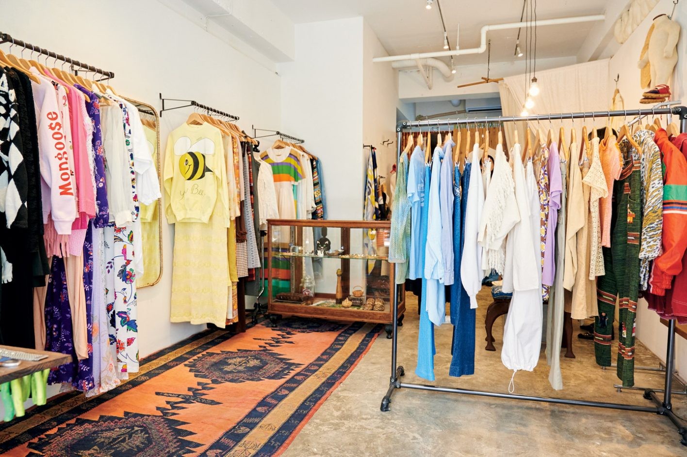 古いヘアサロンの鏡を壁に。