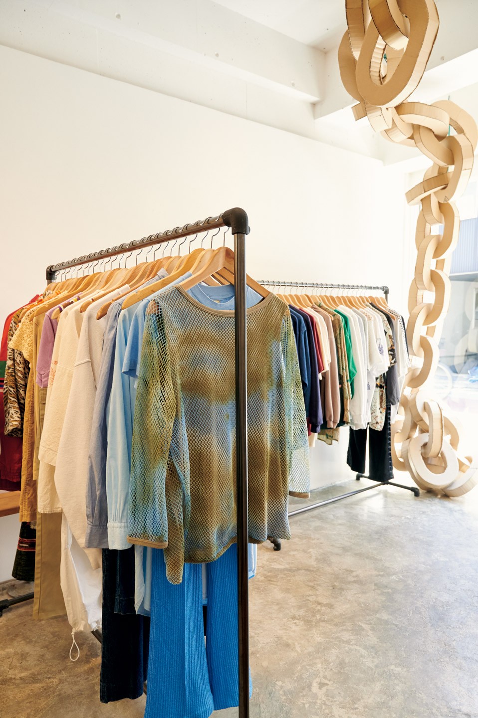 ウィンドウのオブジェはアーティスト、Risa Tsunegiによる作品。