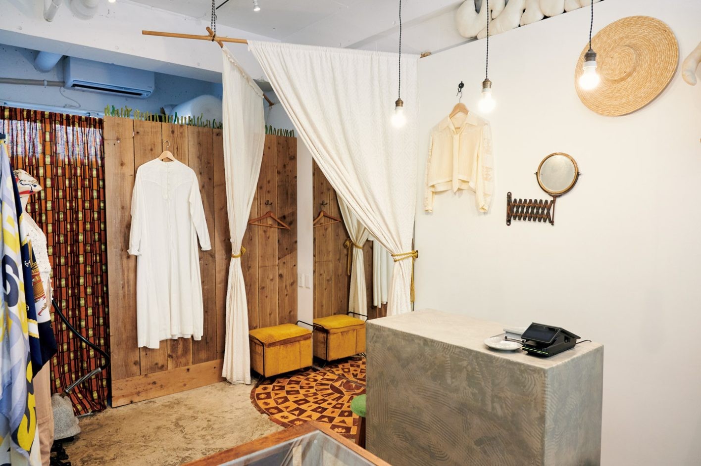 試着室には1970年代イギリスのキルト製カーテンが。