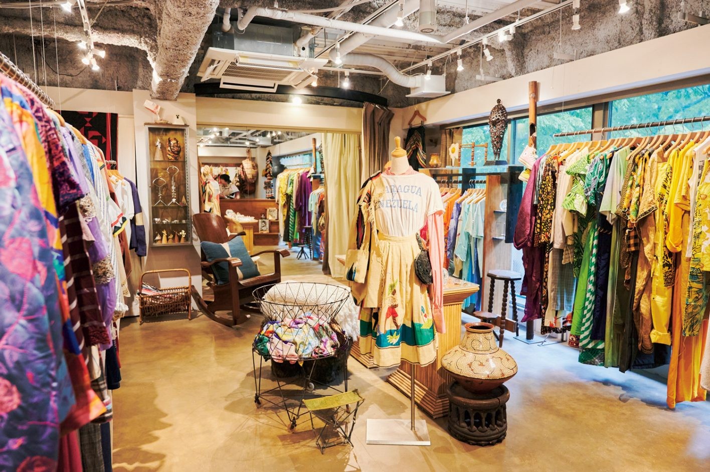 ラックには色とりどりのワンピースがずらり。