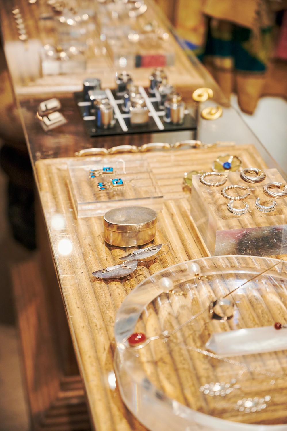 ジュエリーはシルバーをメインに、ピアスやリングも扱う。