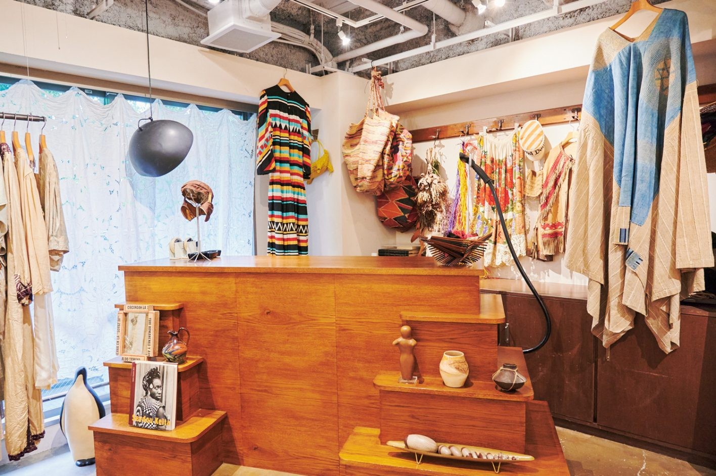 入り口付近には大きな特注の木製レジカウンターがあり、視線を引きつける。