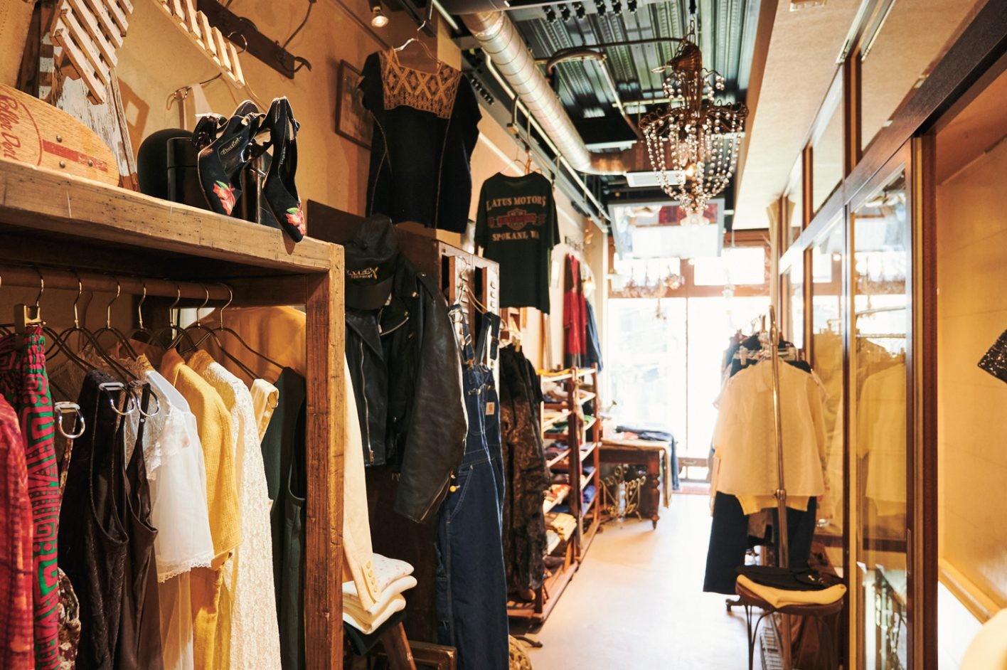 細長い建物の2階に構える。