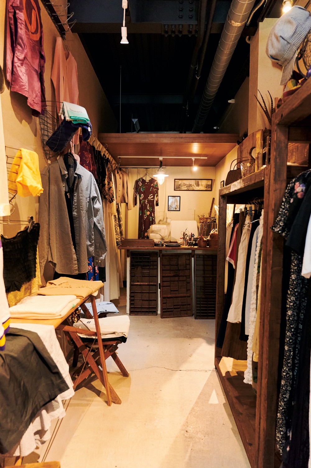 昔の工具入れを重ねたレジカウンター。ミシンもあり無料で丈つめも行っている。