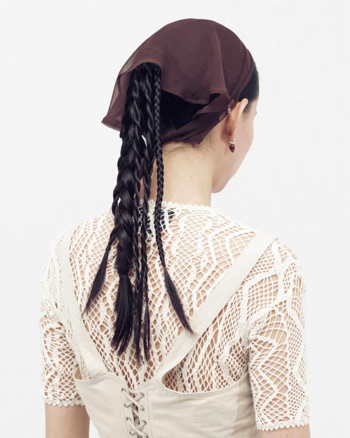 Tシャツに似合うヘアアレンジ「三つ編みポニー×デザイン カチューシャ」のハウツー - Slide:1