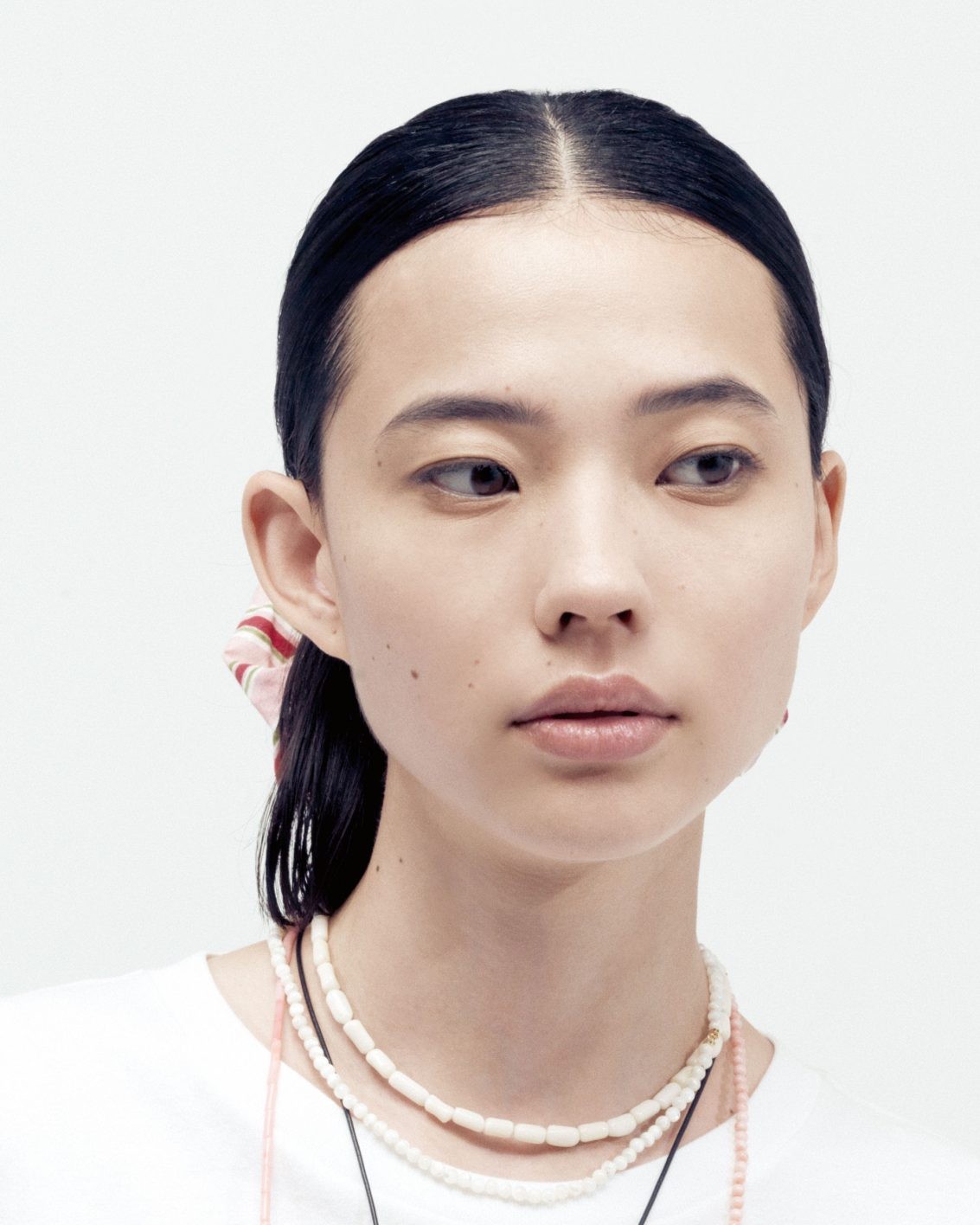 Tシャツに似合うヘアアレンジ「シニヨン×ビッグシュシュ」のハウツー - Slide:1