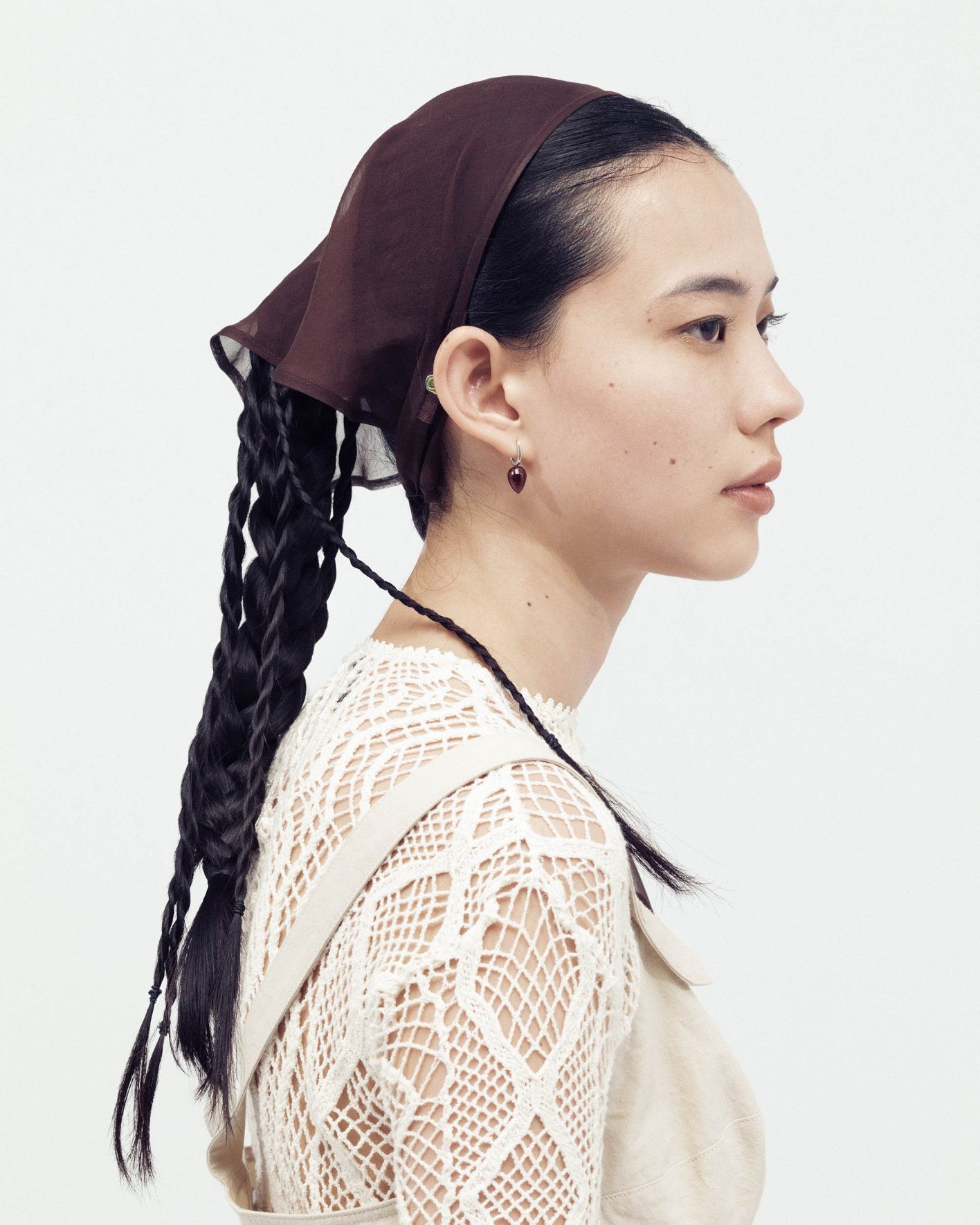 カチューシャ ¥34,100(メルマ | フィルグ ショールーム)/Tシャツ ¥17,600(ユークロニア)/ビスチェ ¥27,500(エディットフォールル | ベイクルーズ カスタマーサポート)/イヤリング ¥44,000(ララガン | ララガンデザイン)