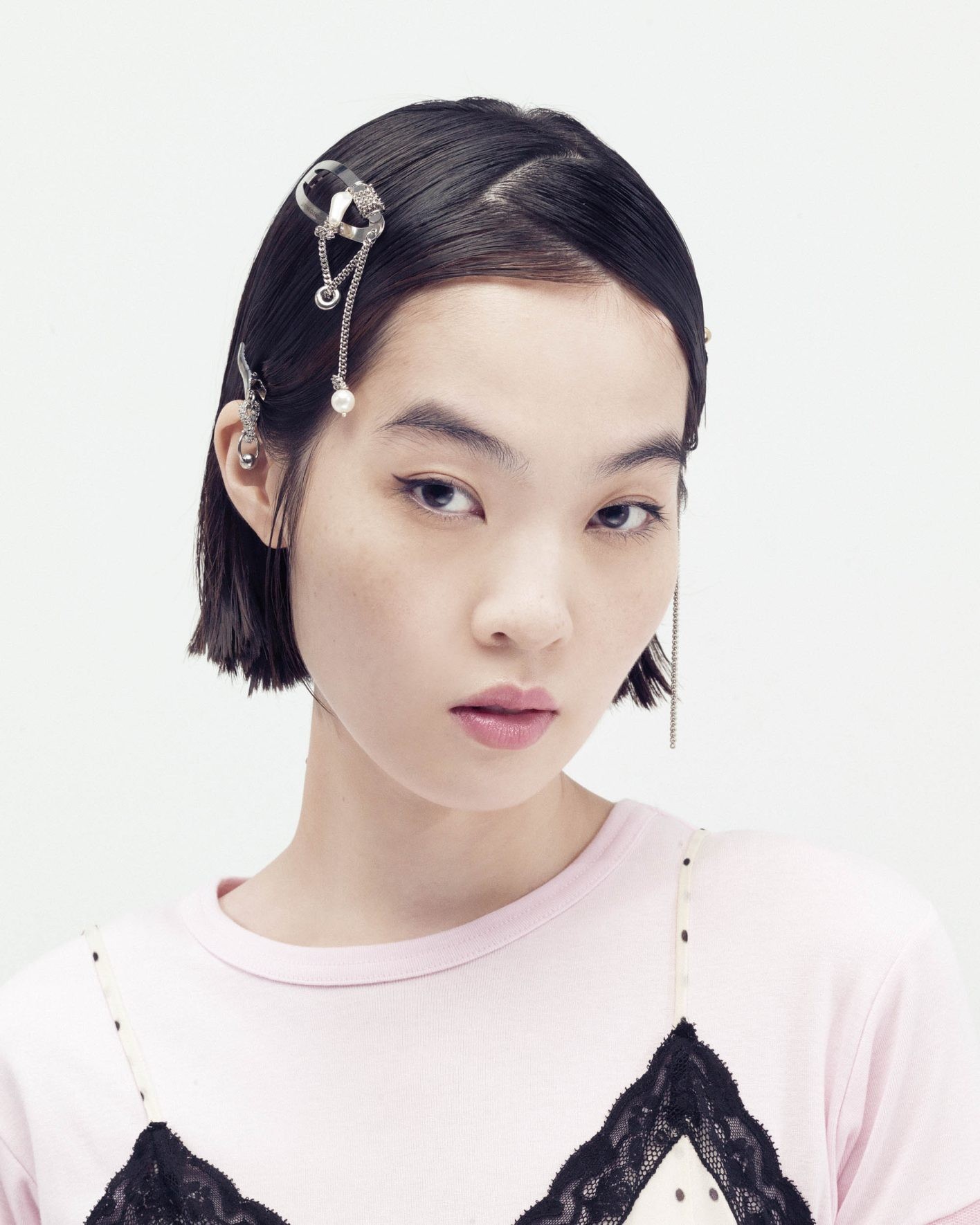 ヘアクリップ 左上 ¥14,300、左下*2個セット ¥14,300、右上 ¥16,500、右下*2個セット ¥14,300(以上ジュスティーヌ クランケ | ザ・ウォール ショールーム)/Tシャツ ¥13,200(パン | サンカッケー)/キャミソール ¥38,500(エディットフォールル | ベイクルーズ カスタマーサポート)