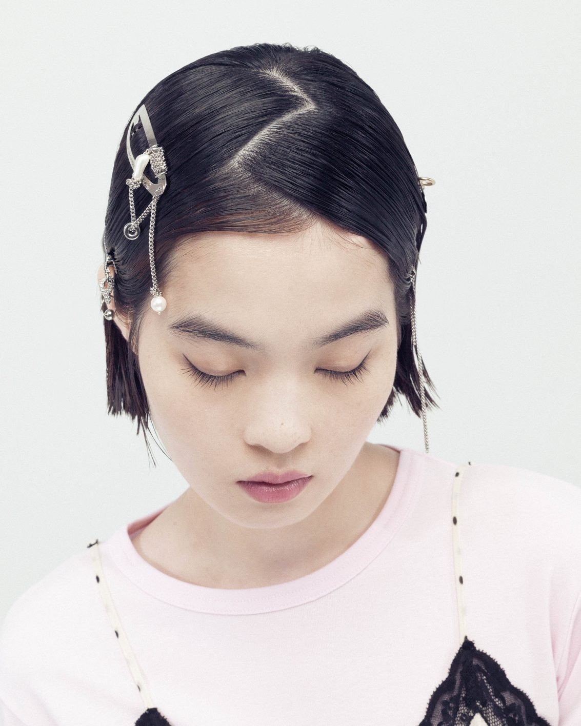 Tシャツに似合うヘアアレンジ「ジグザグ分け目×デコラピン」のハウツー - Slide:1