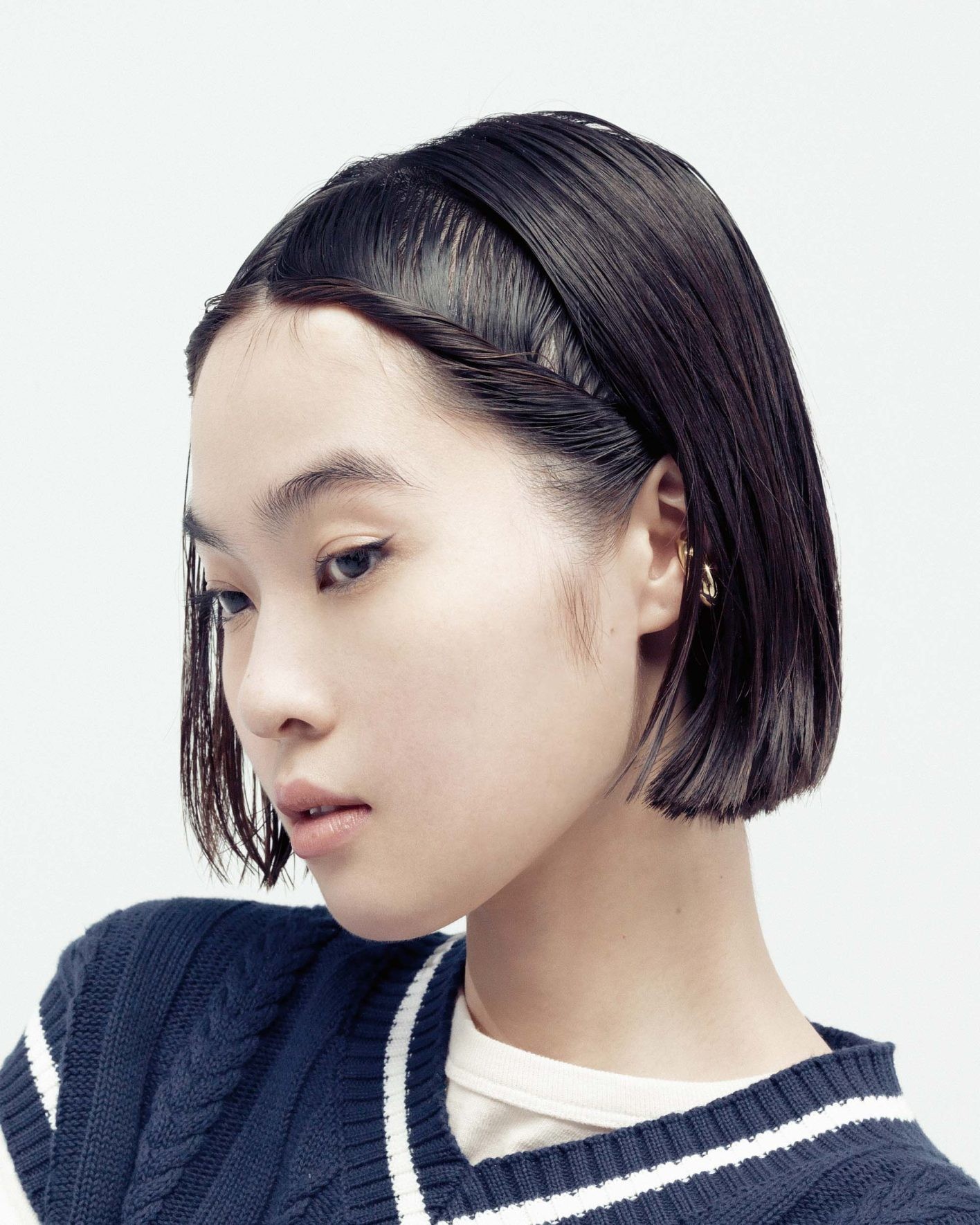 Tシャツ ¥12,100、ベスト ¥23,100(共にザ シンゾーン | シンゾーン 表参道本店)/イヤカフ ¥16,000(ジェニーバード | ポーリーン ストゥディオ)