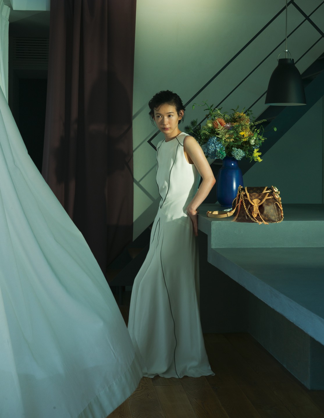 ドレス ¥440,000＊参考価格、バッグ〈オデッセイ〉＊ゴールドチェーン付き H17×W27×D12cm ¥475,200（共にルイ・ヴィトン | ルイ・ヴィトン クライアントサービス）