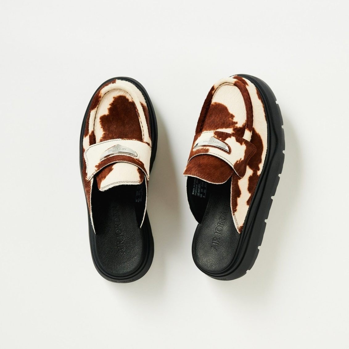 〈ジョーダン〉のローファー風ミュール