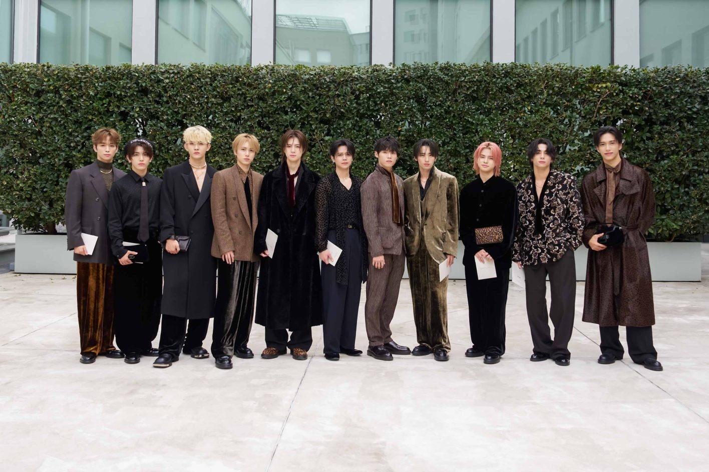 EMPORIO ARMANIの2026年春夏コレクションショーに来場したINI