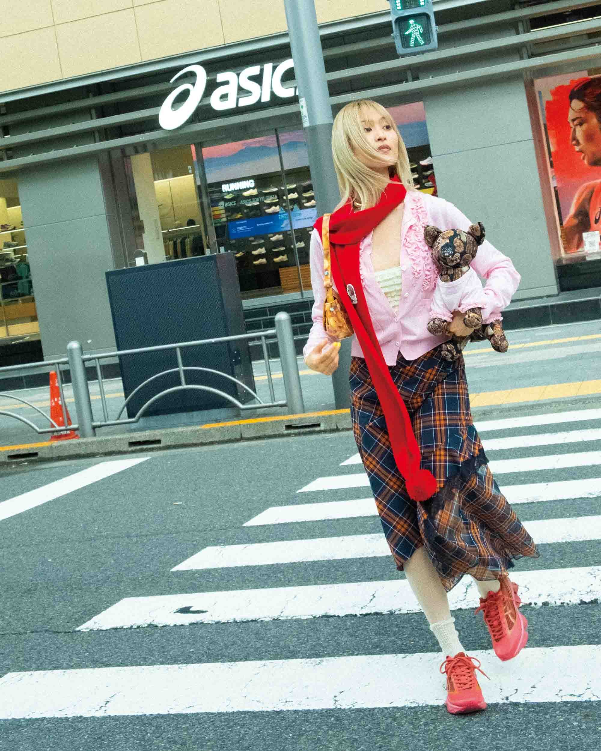 ヴィンテージチャームが縫い付けられた〈アシックス〉スニーカー 