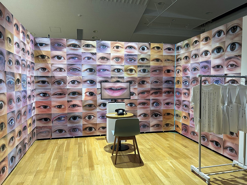 壁一面に張り巡らされた“目”の写真 - Slide:1