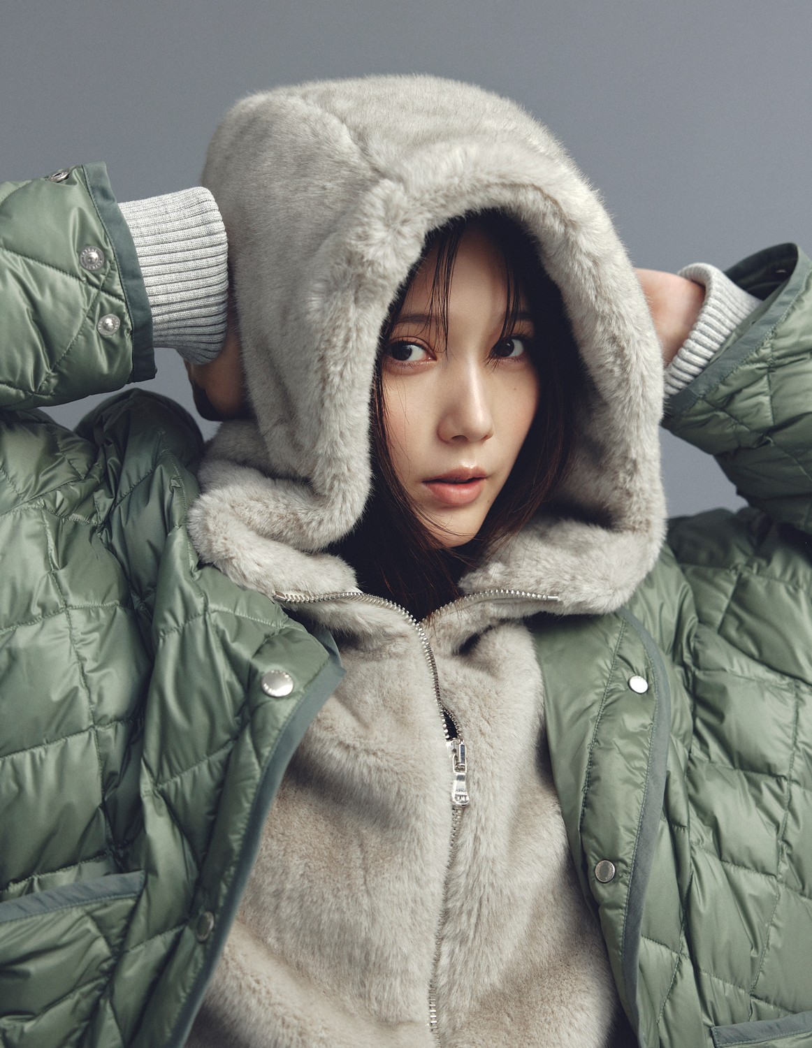 本田翼が着る〈TATRAS〉のダウン