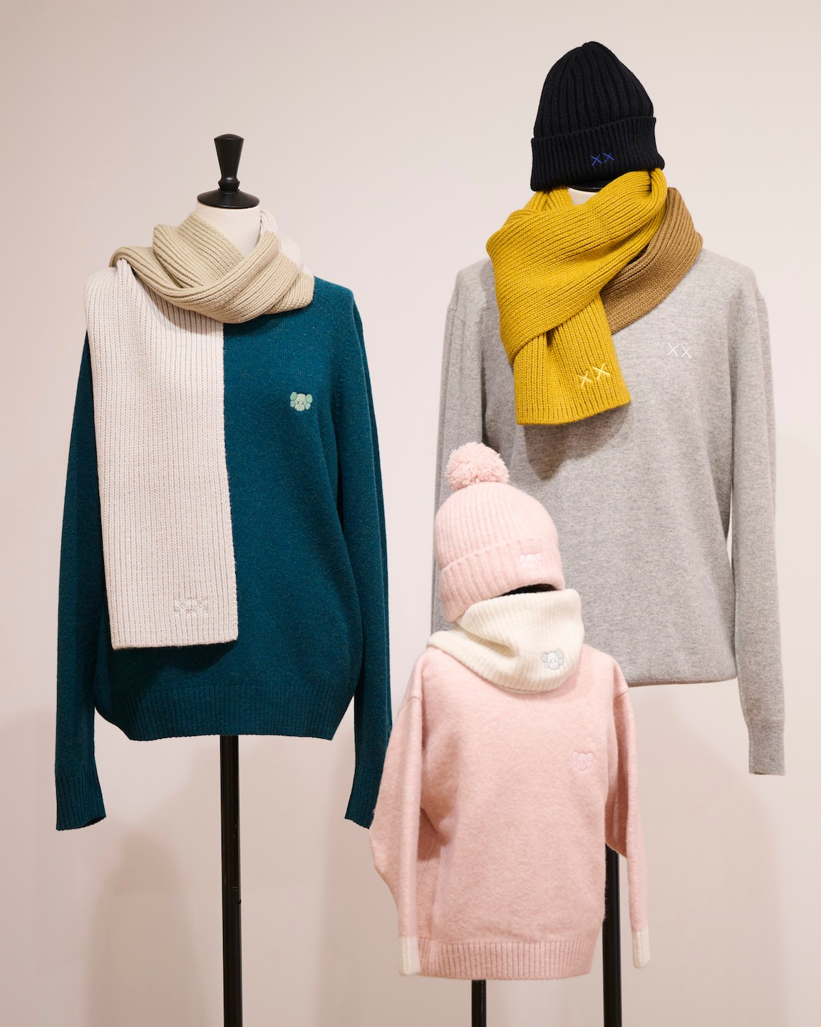 ユニクロとKAWSのニットコレクション メイン