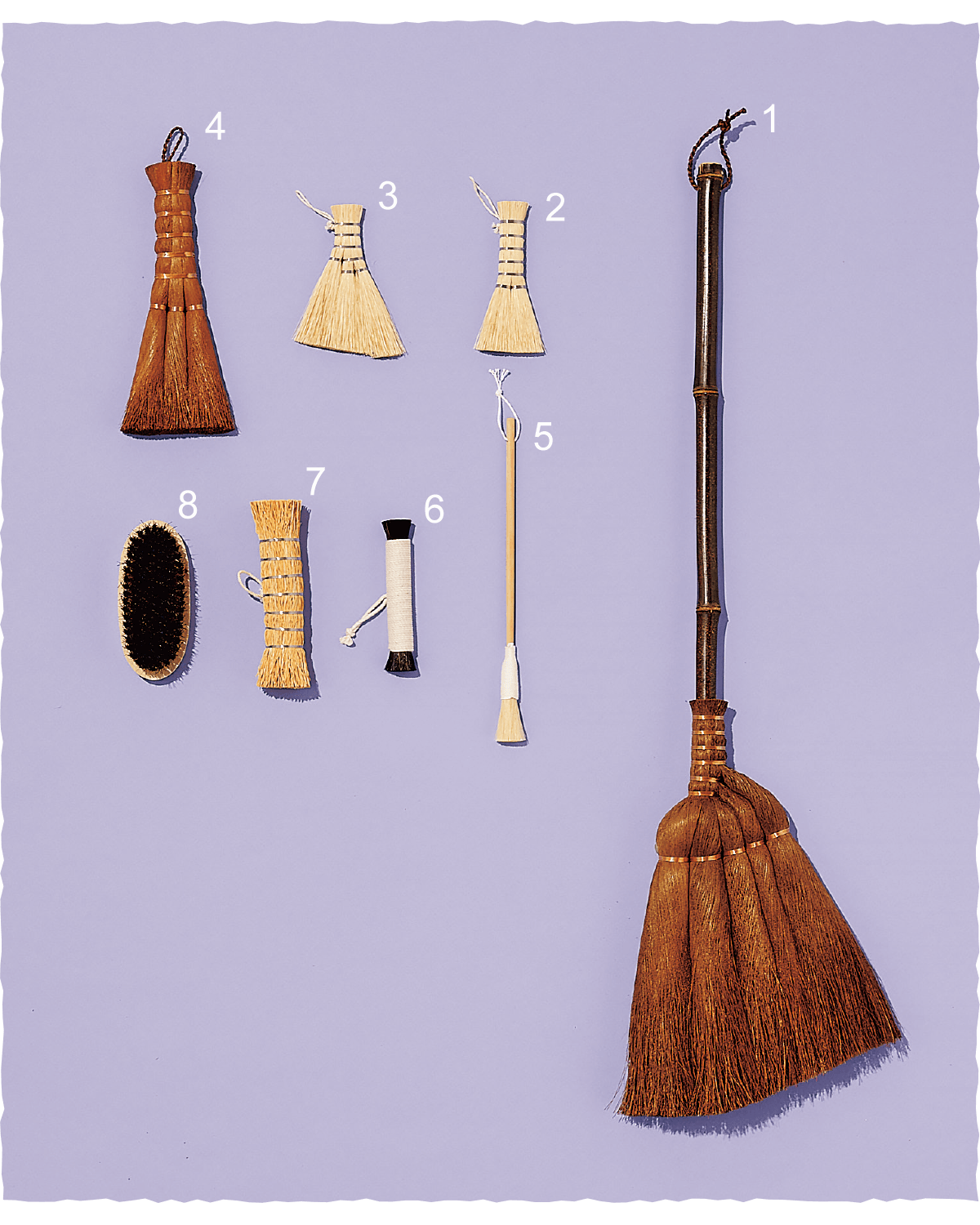 「箒（1）とたわしを愛用中。とても使いやすいです」（「VISITFOR」「I SEE ALL」「Dekay」・西脇篤史）。「棕櫚のたわし（7）は野菜の泥落としにも」（フォトグラファー・松原博子）。「小箒（2）を卓上用の埃払いにしています」（エディター・堀江ちひろ）。「豚毛の靴ブラシ（8）を革靴のお手入れに」（スタイリスト・飯島朋子）。「時期によって品ぞろえが異なるので、欲しいものと出合ったら絶対に買うべき！」（スタイリスト・木村舞子）。1 棕櫚皮手箒 ¥11,000　2 パキン小箒 小 ¥1,350　 3 パキン小箒 中 ¥1,550　4 大阪関西万博特別誂 卓上棕櫚箒 ¥4,400　5 とっくり洗い ¥1,320　6 タタキバケ＊黒・馬毛 ¥1,710　7 カルカヤタワシ 大 ¥1,760　8 靴ブラシ＊豚毛 ¥1,320