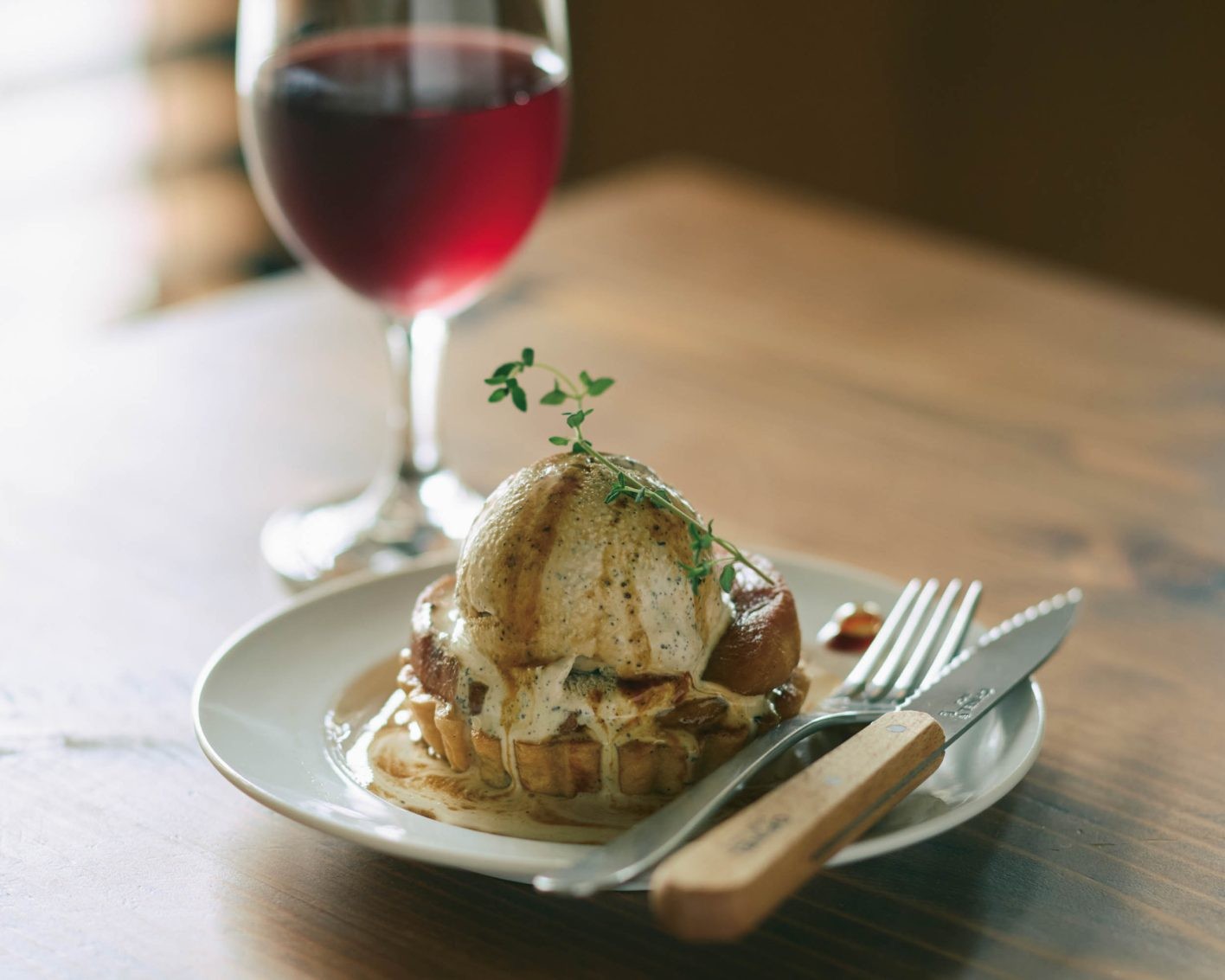 温めたタルトタタン（¥1,000）の上に、自家製のアールグレイのアイス。温度差や、甘塩っぱさが食欲をそそる。フランスのドメーヌ・デ・ソネット「テット ド フリュイ 2022」の赤と。