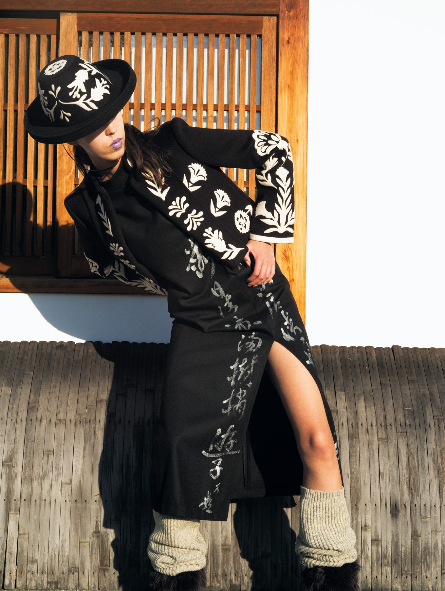 ジャケット ¥2,612,500、ハット ¥653,400＊参考価格（共にロロ・ピアーナ | ロロ・ピアーナ ジャパン）／ドレス ¥99,000（ヴァンガ | バニラモード）／ソックス ¥38,500（フミカ_ウチダ | クリフ）／シューズ ¥59,400（パープレッド）