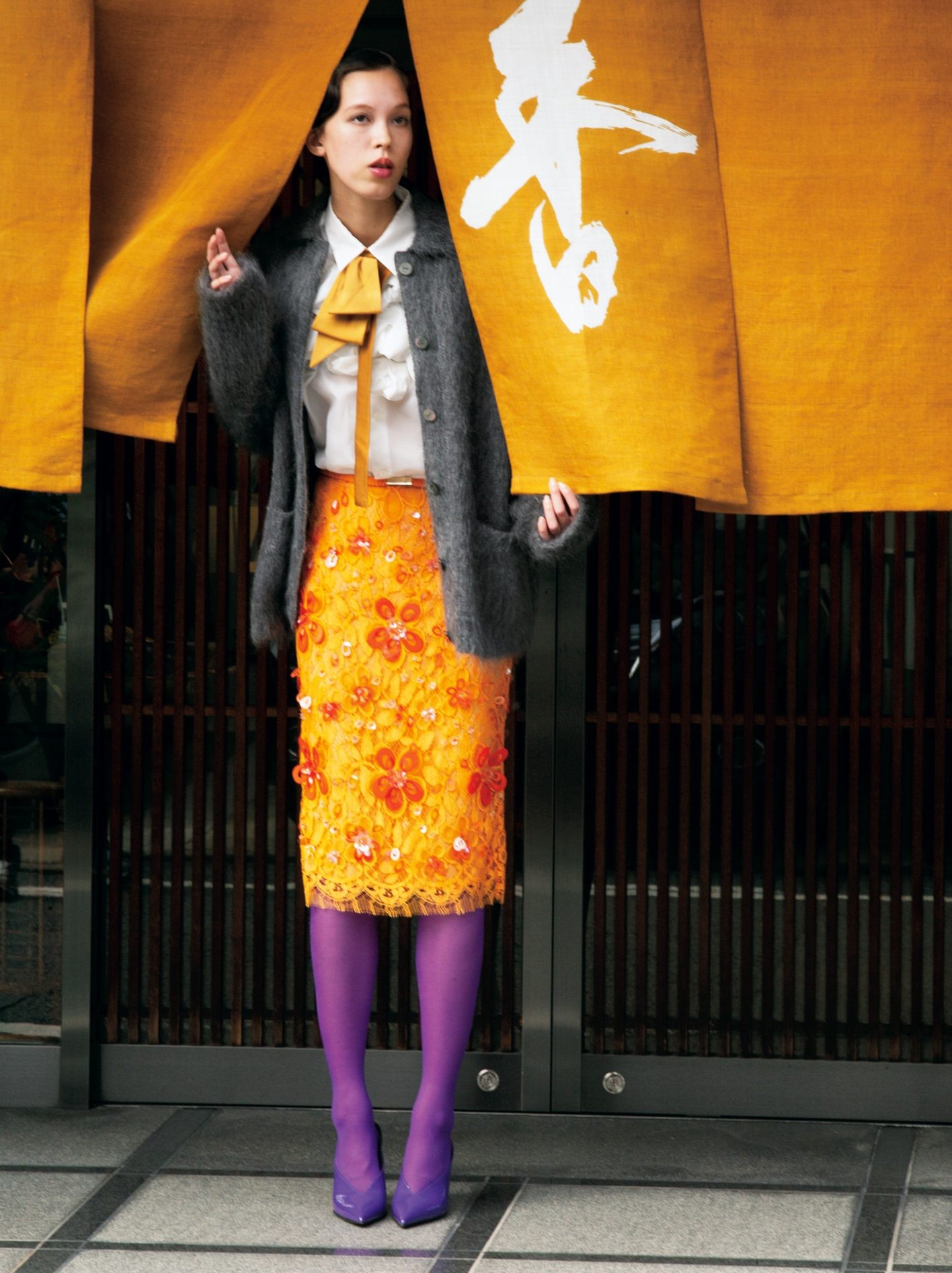 カーディガン ¥385,000、スカート ¥1,078,000、タイツ ¥35,200、パンプス ヒール8.5cm ¥167,200（以上グッチ | グッチ クライアントサービス）／ブラウス ¥53,900（コム デ ギャルソン・コム デ ギャルソン | コム デ ギャルソン）／スカーフ ¥31,900（フォルテ フォルテ | コロネット）