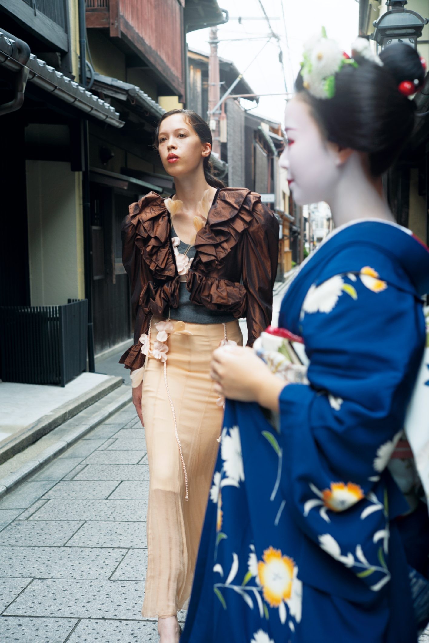 トップ ¥431,200、スカート ¥394,900（共にクロエ | クロエ カスタマーリレーションズ）／ブラトップ ¥69,300、中にはいたコサージュストラップ付きスカート ¥99,000（共にフミカ_ウチダ | クリフ）／タンクトップ ¥53,900（フォルテ フォルテ | コロネット）