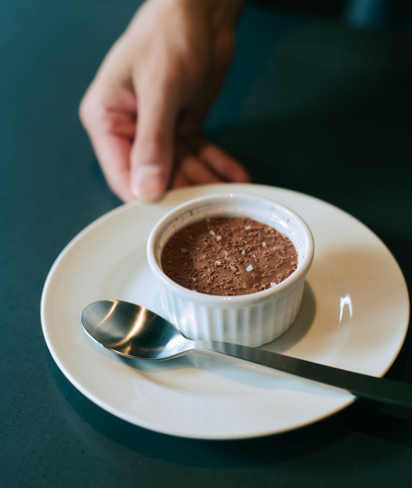 「LOU」で共に働き、現在も京都の人気店「ha ra」で働く妻・夏美さん特製のスイーツが評判。ムースショコラ（¥800）は、表面に岩塩がかかって、フランスのアルノー・シャピー 「ウーヴェルチュール・ルージュ」と好相性。